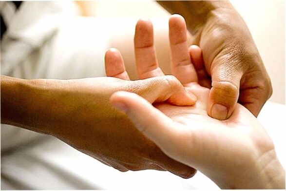 Therapeutic massage helps relieve finger joint pain